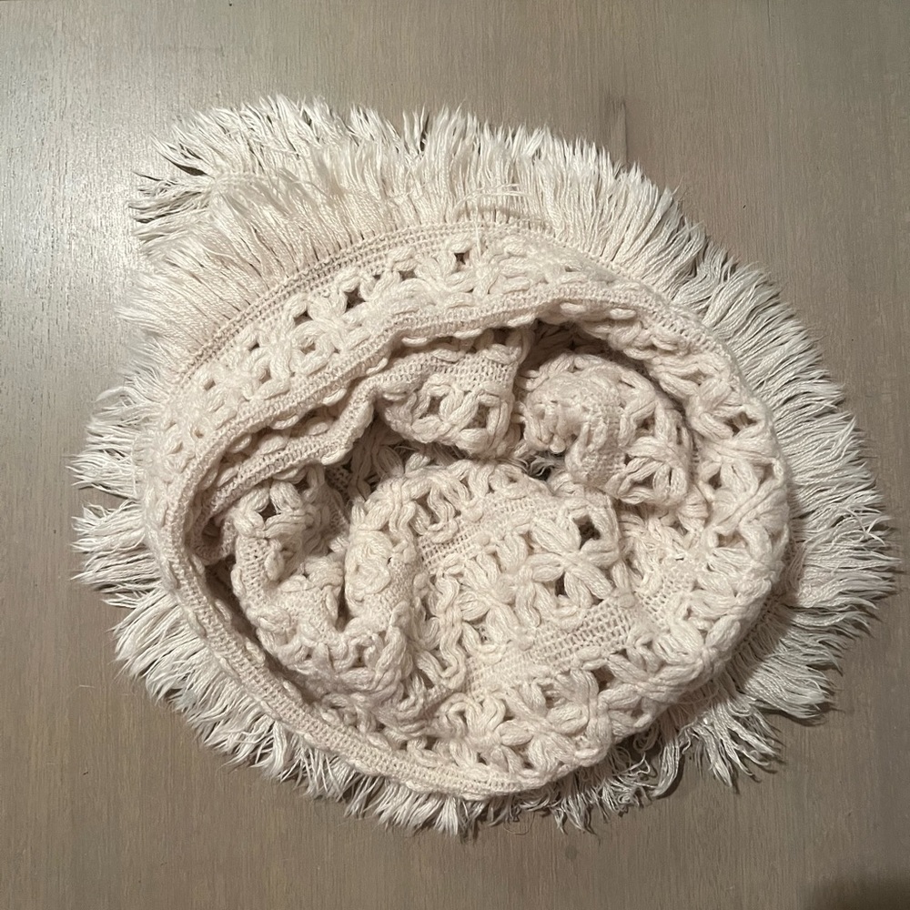 EUC American Eagle cream Infinity Knit Scarf with Fringes